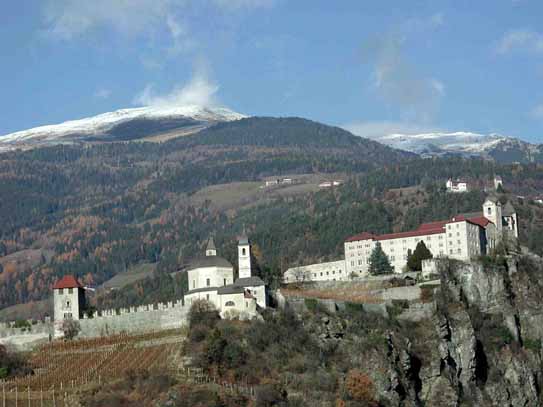 Una cima innevata sullo sfondo di un piccolo paese...